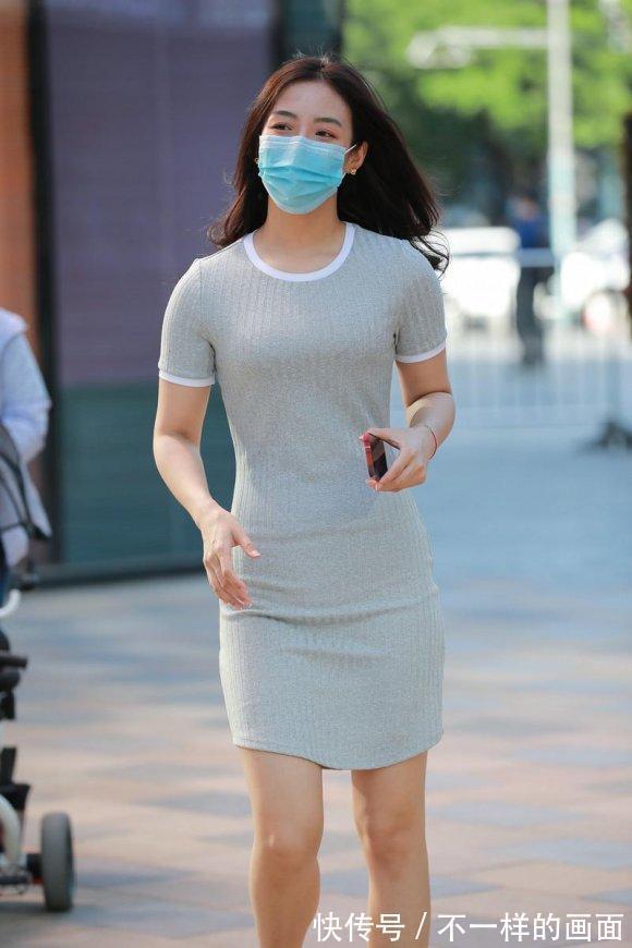 高跟鞋 简约修身的灰色针织长裙,穿出应季时髦感,安逸舒适又显身材