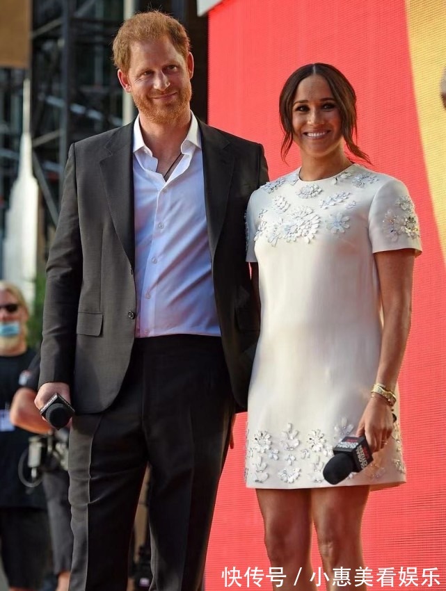 梅根|梅根穿超短白裙秀出漫画腿!扎低马尾显老十岁,窝哈里怀中像大妈