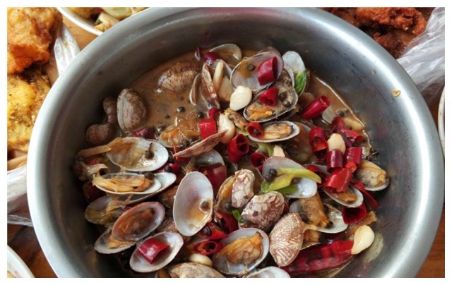 婆婆带姐妹来家做客，我专门下厨做了一桌菜，饭后都夸婆婆好福气