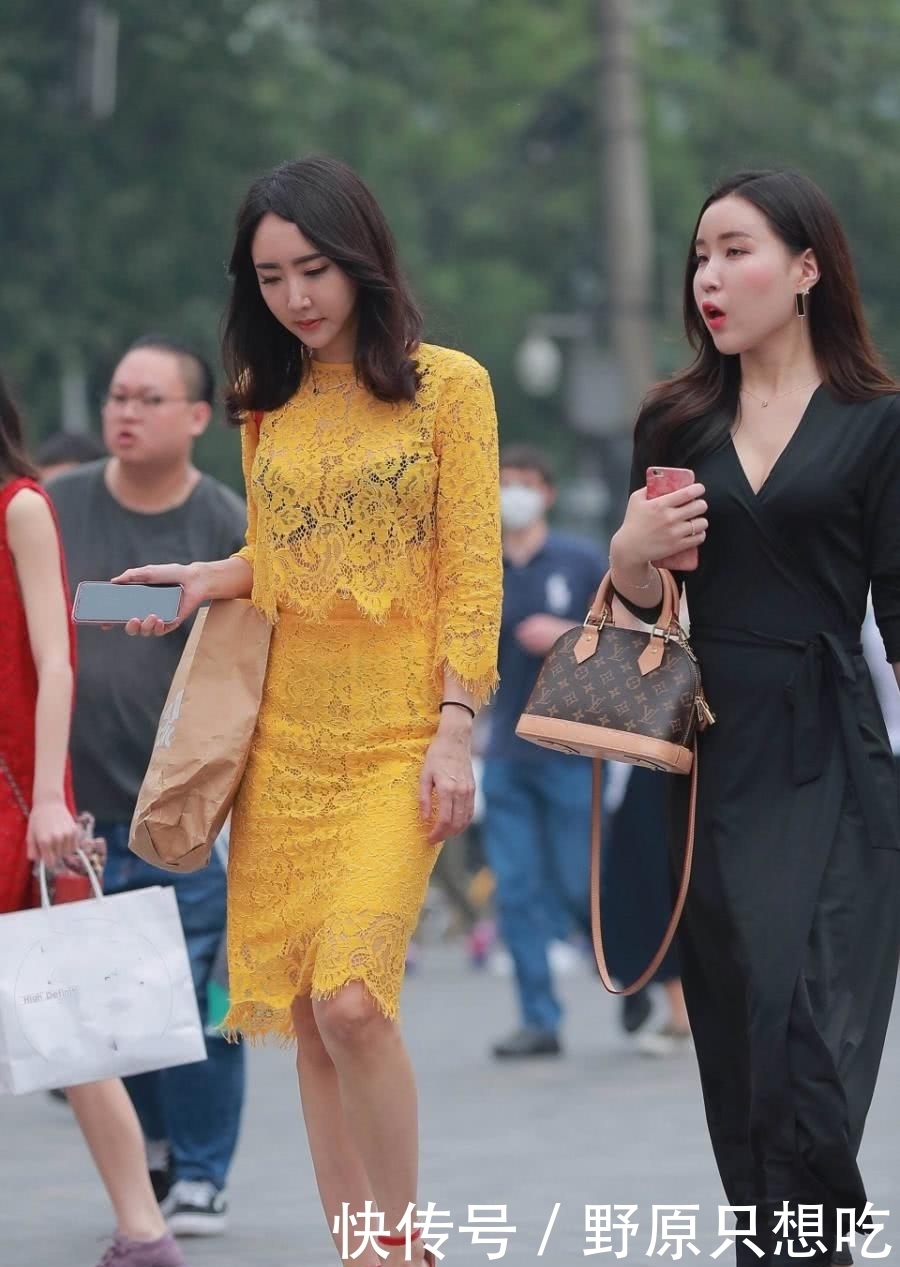街拍:身材高挑的小姐姐身穿惊艳的黄色镂空连衣裙，充满浪漫气息