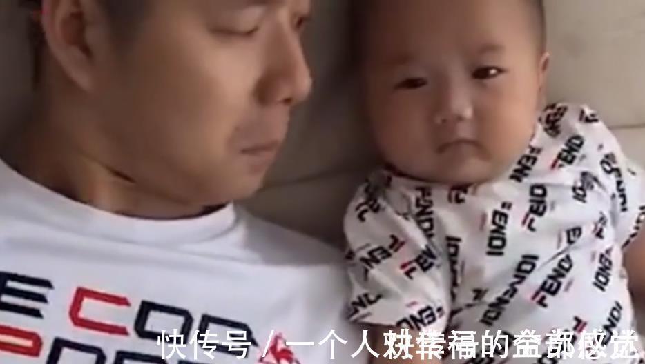 父母|萌娃喝果汁，戏精附体表情丰富，网友：完美模仿了宝爸的姿态