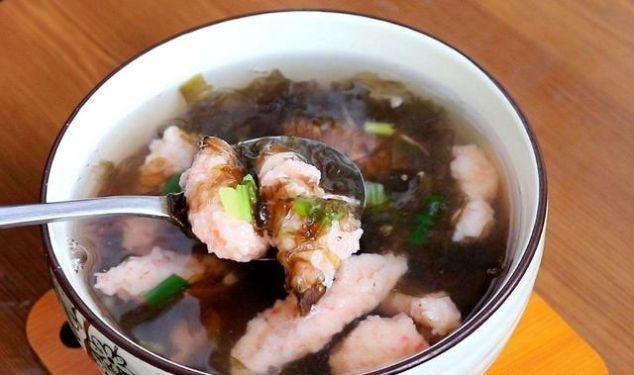 孩子特别爱吃的虾滑，制成紫菜虾滑汤，保管吃上两碗饭