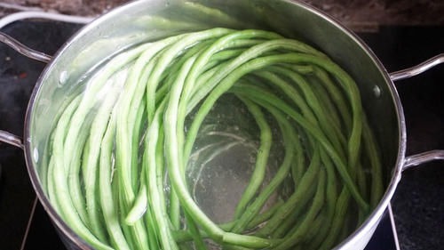 晒干豆角,有人焯水有人直接晒,都不对,教您1招,耐保存更好吃