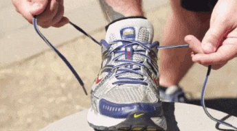 |搞笑GIF:这种场面太尴尬 吓得我赶紧关上了门