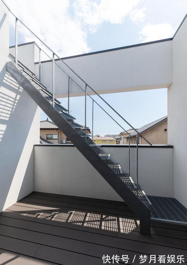 衣帽间|顶楼复式，楼梯装家里占面积又碍事，不如把楼梯口封了挪到露台上