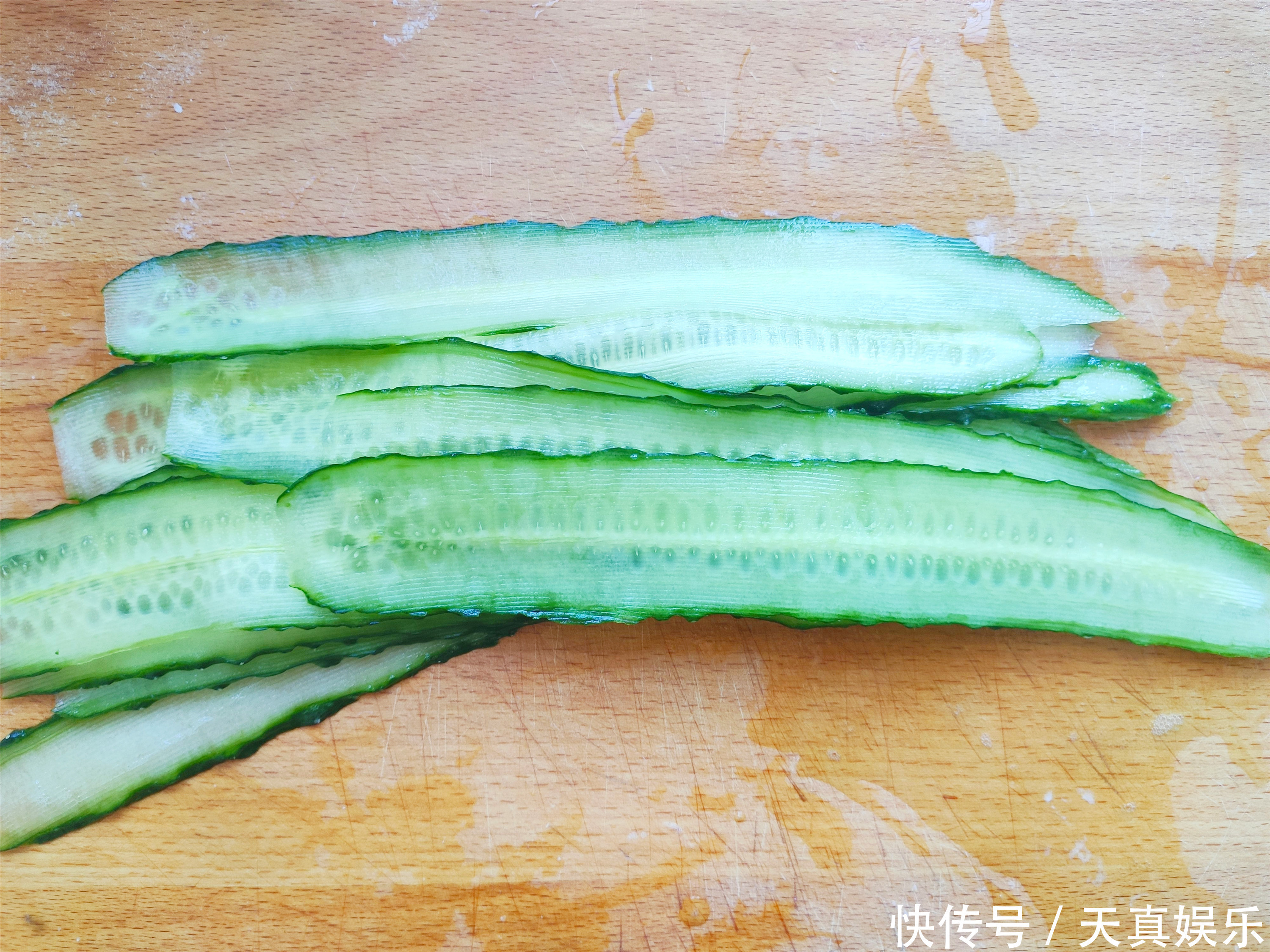 东北人家年夜饭,凉拌菜少不了,做多少都光盘,精心摆盘真漂亮