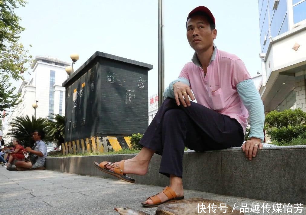 野生|男子钓获野生“老鳖精”,街头叫卖5千,网友:最多值1千!