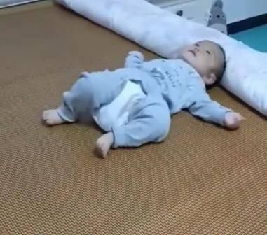 照顾孩子|宝宝不会翻身,却多次掉下床,爸爸无意拍下的视频,找到了真相