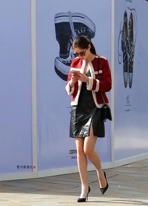 街拍：一双肉丝，助力美女穿出轻熟风