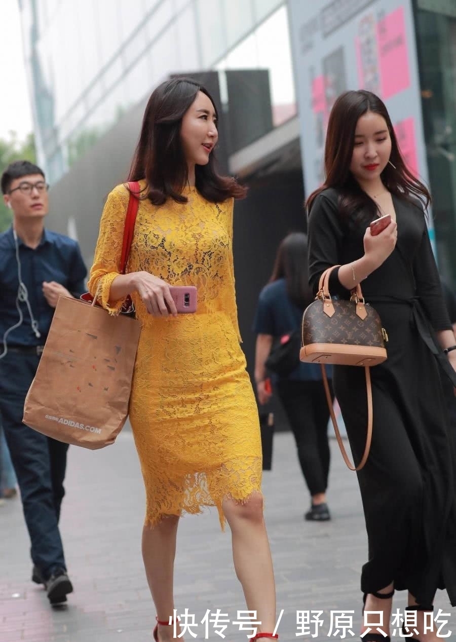 街拍:身材高挑的小姐姐身穿惊艳的黄色镂空连衣裙，充满浪漫气息