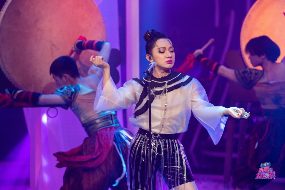 蔡国庆反差挑战模仿易烊千玺 《百变大咖秀》三网收视稳居第一