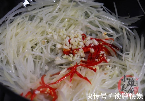 诀窍|炒酸辣土豆丝,最忌直接下锅了,饭店大厨教你诀窍,好吃又爽脆!