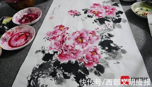 草药&泸州13岁男孩画中草药走红:跟外婆认识草药 小学就展露绘画天赋