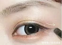 双眼皮vs单眼皮眼妆，学会两种眼影画法，一不小心你就走“红”了