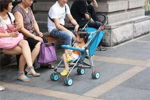 驼背|孩子最爱的4种坐姿,竟是“长不高”祸首,基因再好也无缘大长腿