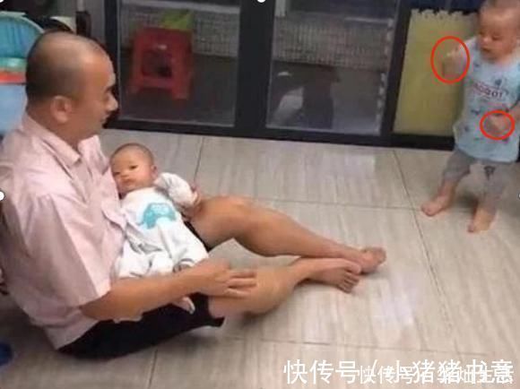 爸妈|儿子看到爸爸抱着妹妹,跺脚骂街堪比大妈,关键是这个眼神完胜!