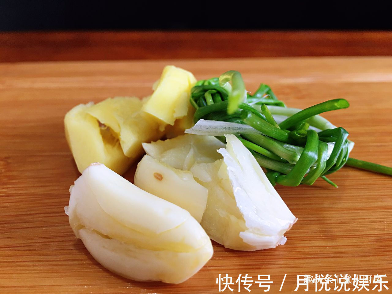 炸鸡翅我有小诀窍，这样炸出来的鸡翅又酥又香，色泽金黄