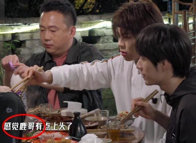 皮膚狀態(tài)|關(guān)曉彤扮成員工探班《五哈》鹿晗只顧看女友不吃飯,眼神寵溺