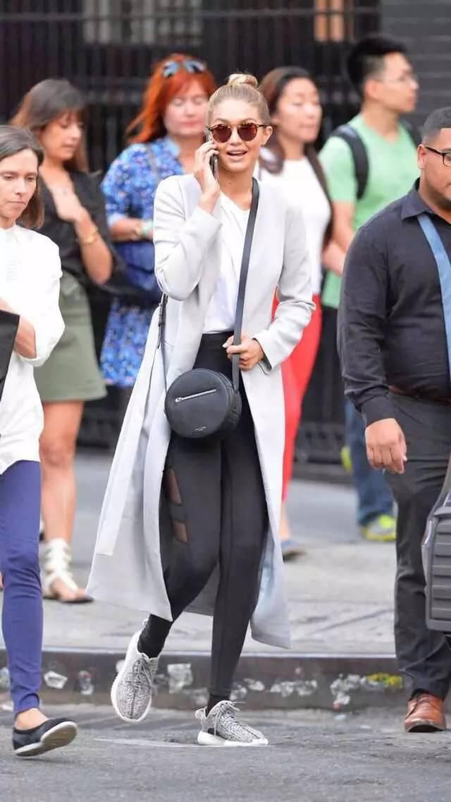 穿大衣，这样搭小包包才最时髦漂亮