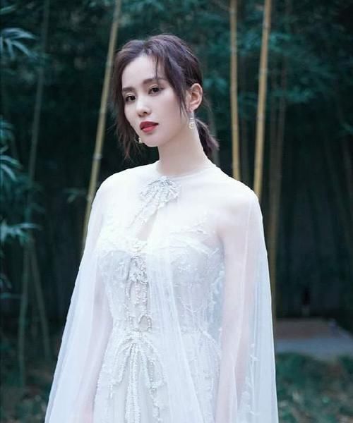 脸上有3个“特征”的女生，别总披头散发，扎头发露五官更女神