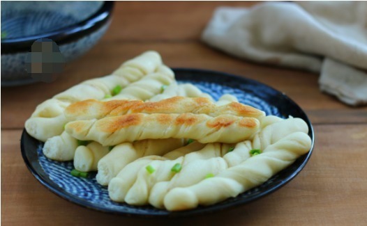花卷新做法,简单一做就特好吃,底酥脆上暄软,比蒸着吃香多了