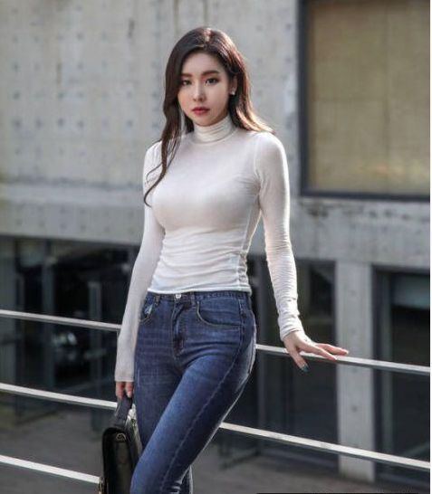 牛仔裤 小姐姐卷边修身牛仔裤,搭配白色衬衫,洋溢着青春的味道