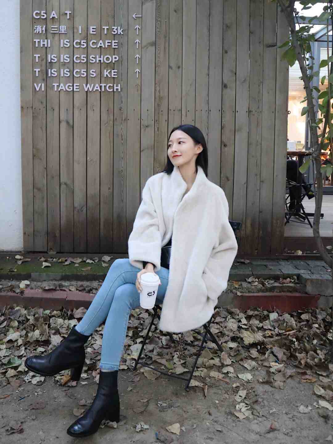搭配 天穿衣一定要“保暖至上”,用牛仔裤搭这三件上衣,保暖又优雅