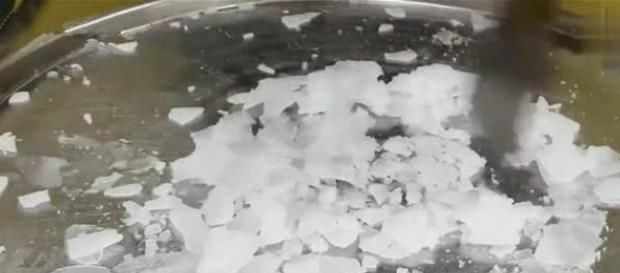 老外用矿泉水“炒”冰淇淋,没想到效果还不错,你们也可以试试