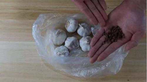 今天才知道,保存大蒜如此简单,放多久都行,再也不怕大蒜长芽了