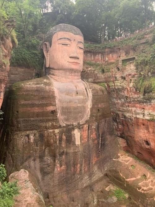 老年|乐山大佛颜值进化之路：摘掉美瞳和假发，从流浪汉变白净佛祖