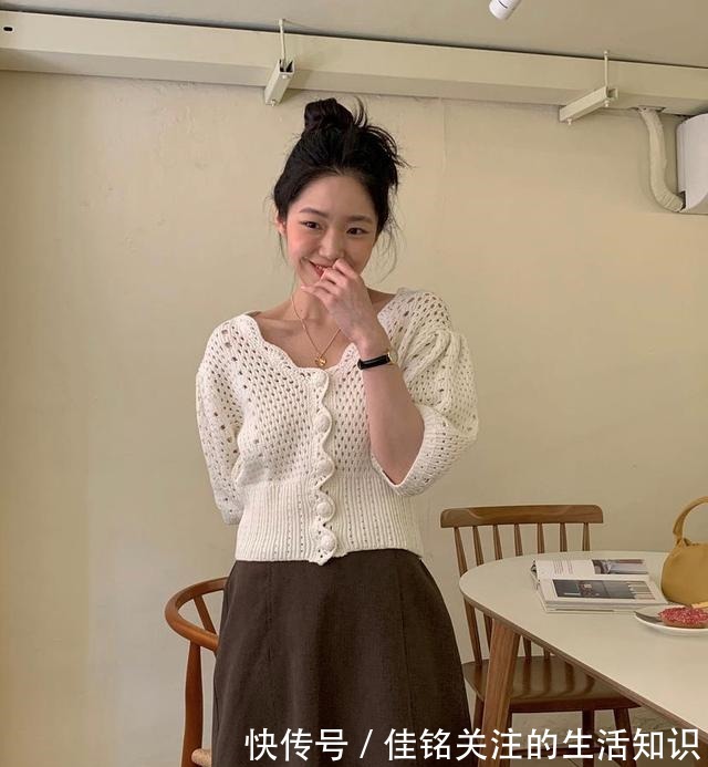 纽扣 针织衫 + 3件下装,早秋这样穿好时髦!