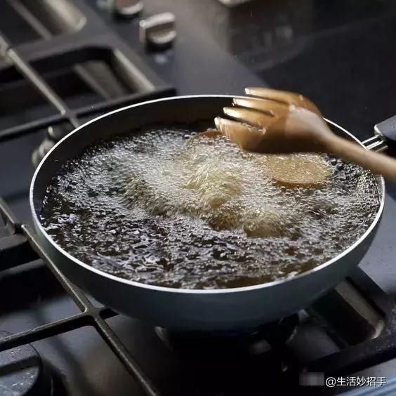 洗衣服时加点这个，连搓一下都不用，衣服立刻干净如新