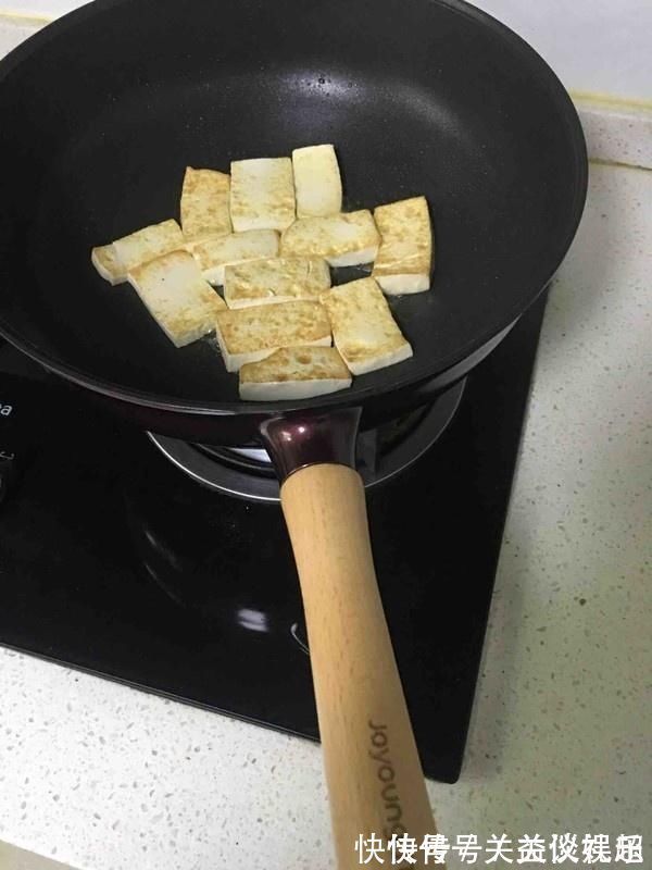 不粘锅|煎豆腐,别直接下油锅,多加这“1步”,豆腐不粘锅还不会碎