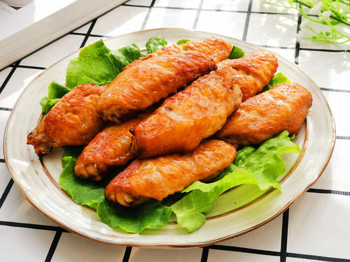 在家烤翅中自配腌料，烤好外焦里嫩香浓入味，真解馋