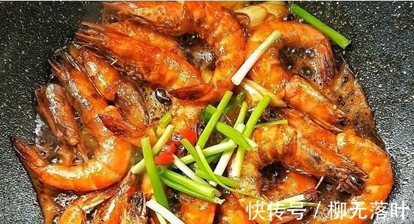 油焖大虾怎么做最入味大厨那偷学的秘方，虾肉嫩滑好吃到舔手指！