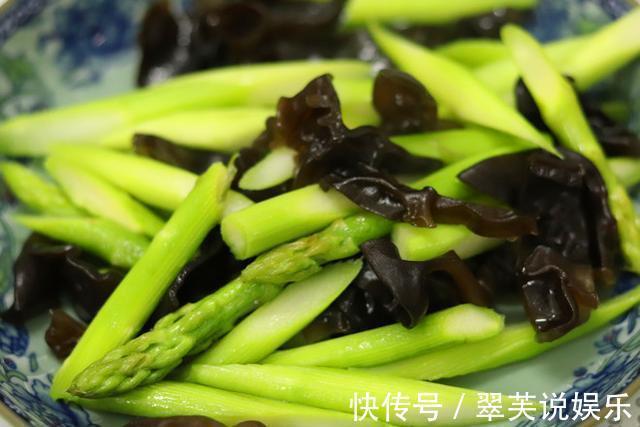 芦笋要换个做法吃！吃芦笋配上这个，味道好吃到爆，2盘都嫌少！