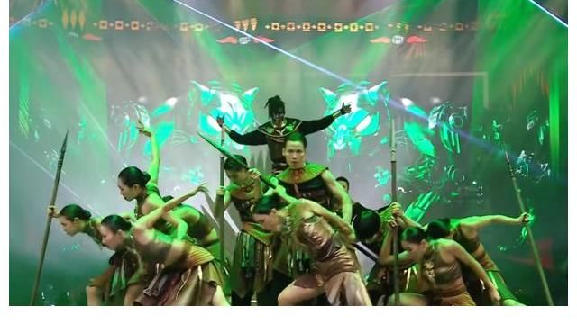 《这就是街舞4》总决赛之夜，布布打封闭上场，丛林造型致敬黑豹