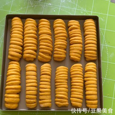你和幸福就差这一份毛毛虫南瓜全麦排包