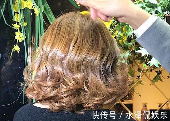 美的 40岁的发型师忠告女人50岁后，头发越短越卷，越卷越小