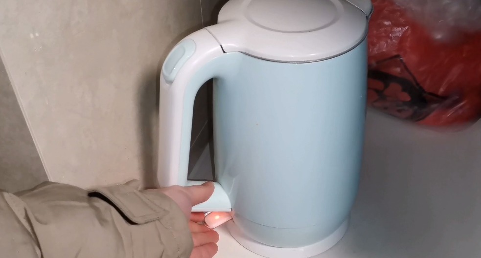 水壶|不管水壶水垢多厚多脏,教你妙招,水垢自动掉下来,简单又干净