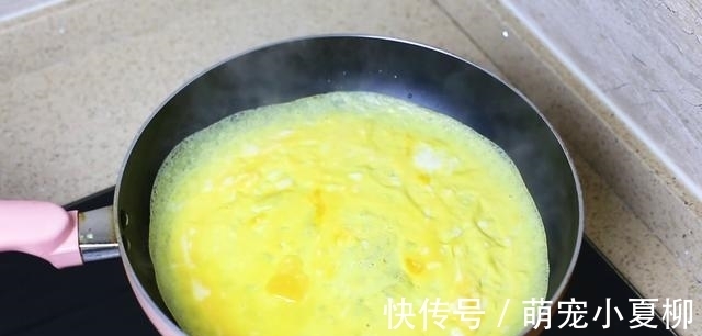 口感|快过年了,教你一种蛋卷的做法,只需简单几步,口感鲜香味道好