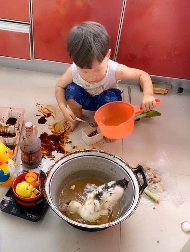 口水鸭|熊孩子3天没吃肉,自己动手做“口水鸭”,鸭子我当时害怕极了
