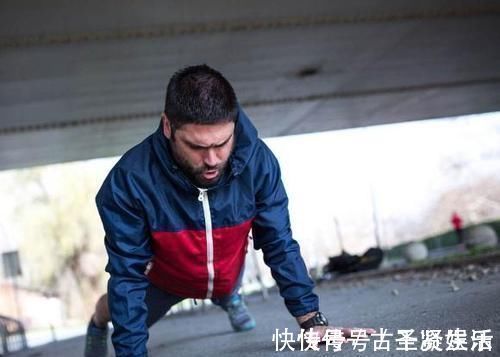 男人|男人做俯卧撑,多少才算标准,经常做俯卧撑,能带来什么好处