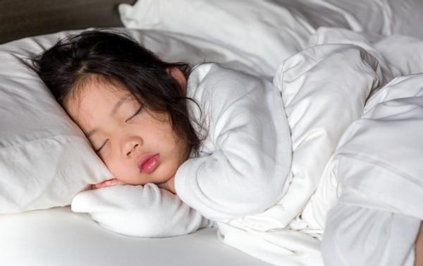 诱发|孩子总是积食?提醒各位家长:这3个时间段,少强迫孩子喝水