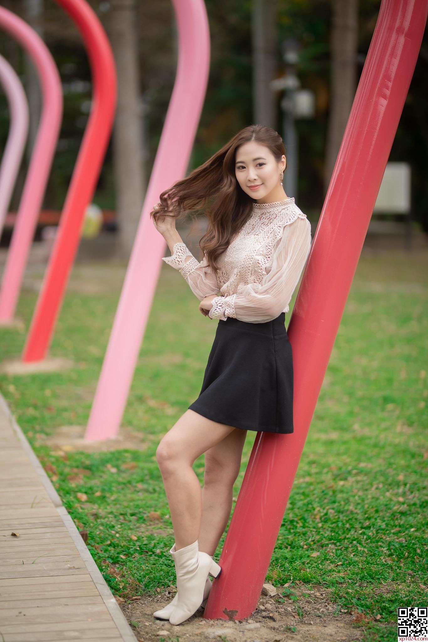 蕾丝小衫半身裙搭配一双白色小皮靴，性感迷人并不妩媚妖娆，美