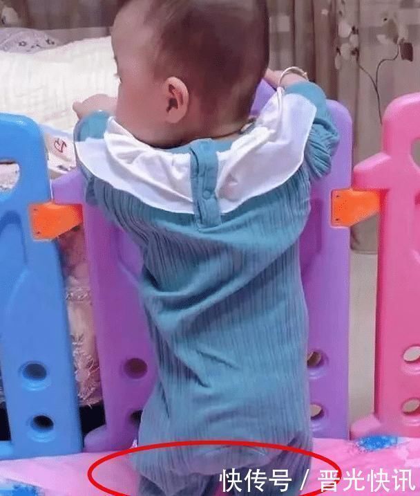 孩子|“屁股下边全是脚”,宝妈晒照吐槽宝宝小短腿火了,网友笑翻了
