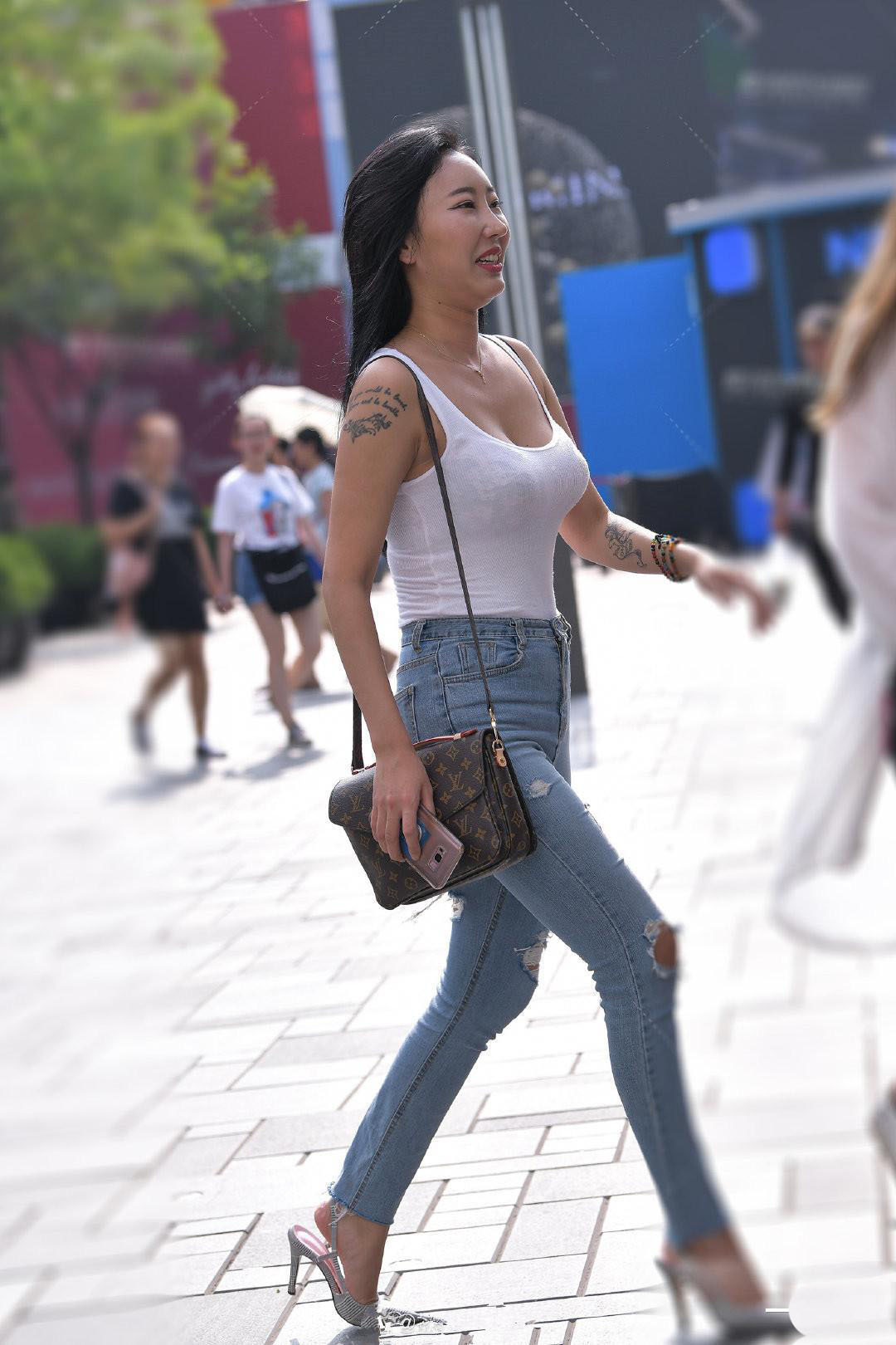 街拍据说,牛仔裤破成这样子,说明质量很不合格吧