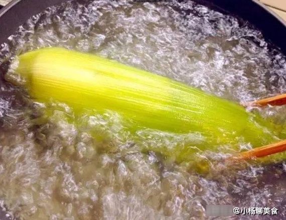 玉米|水煮玉米不要直接下锅，多加“这一步”！玉米鲜嫩多汁又香甜