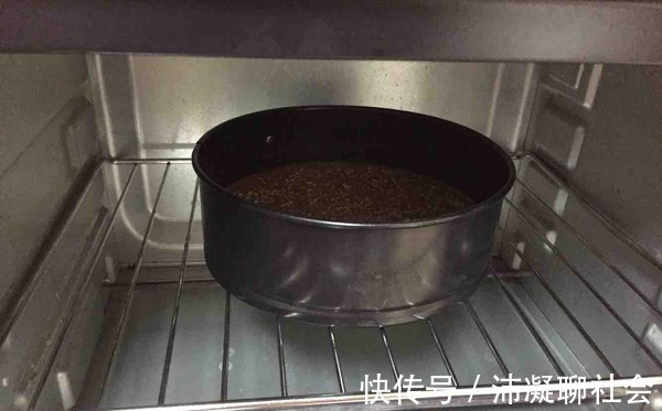 家里有面粉和大枣，就能做枣糕，比蛋糕简单香甜，新手一做就成功