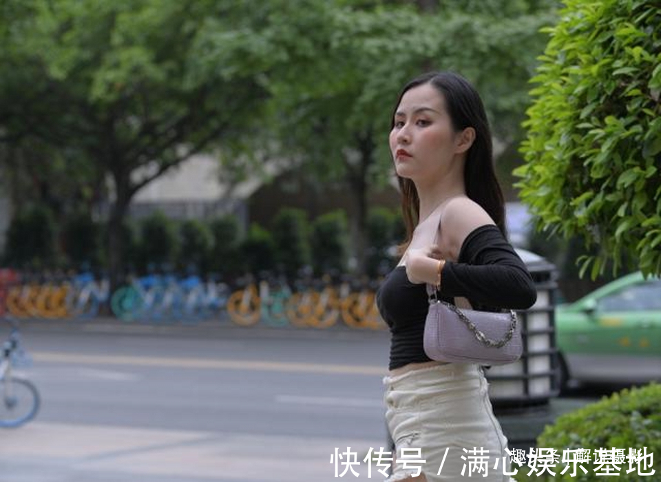 搭配|浅蓝色牛仔裤搭配黑白背心,活力十足